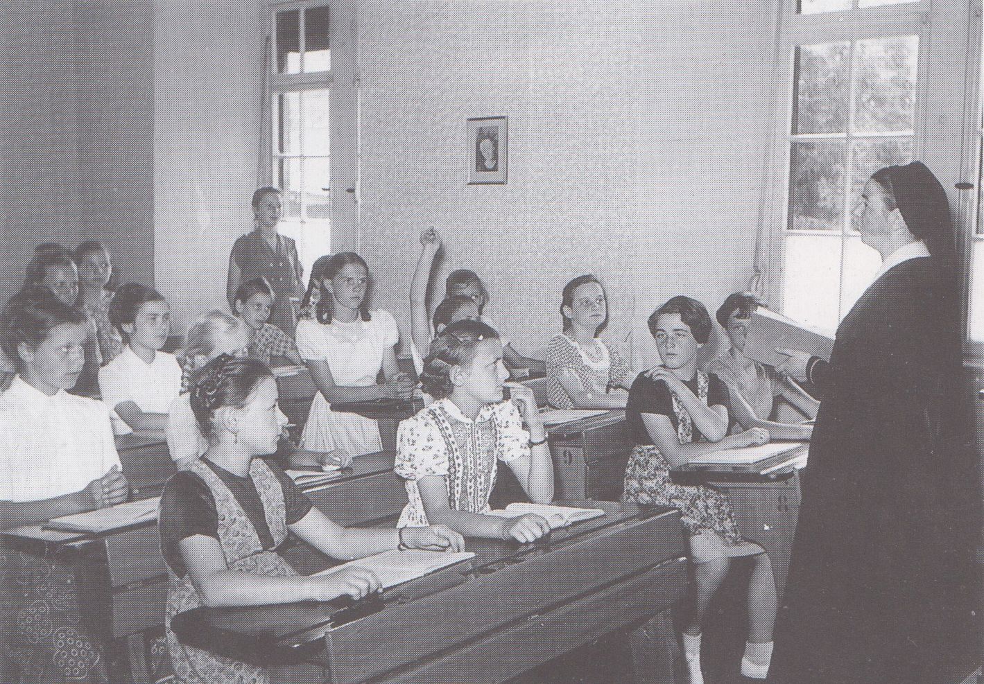 1956 - Unterricht_in_der_Wildburg_bei_Sr._Bartholomäa