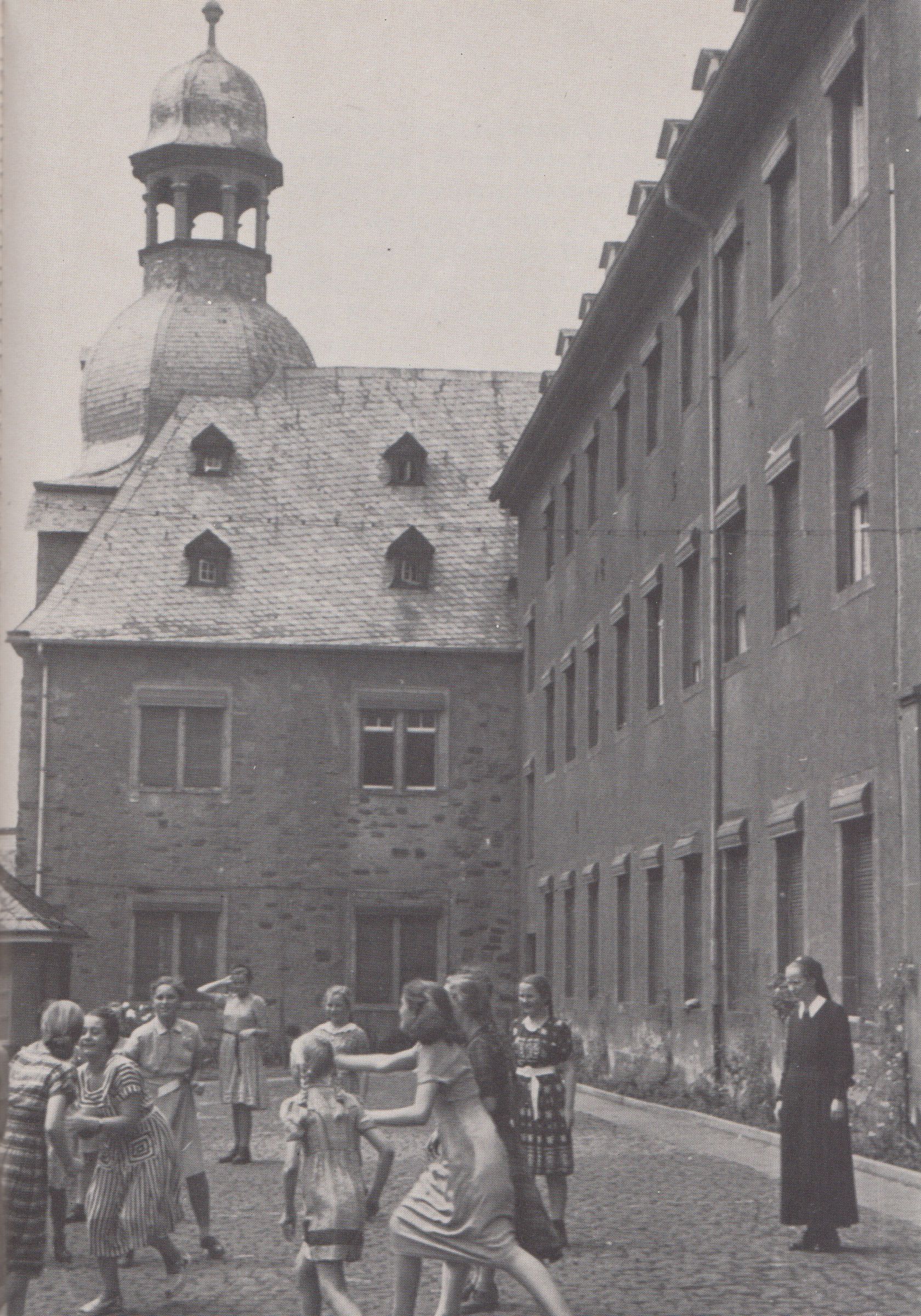 1949 - Ballspiel_mit_Sr._Salutis_auf_dem_Pausenhof_der_Wildburg